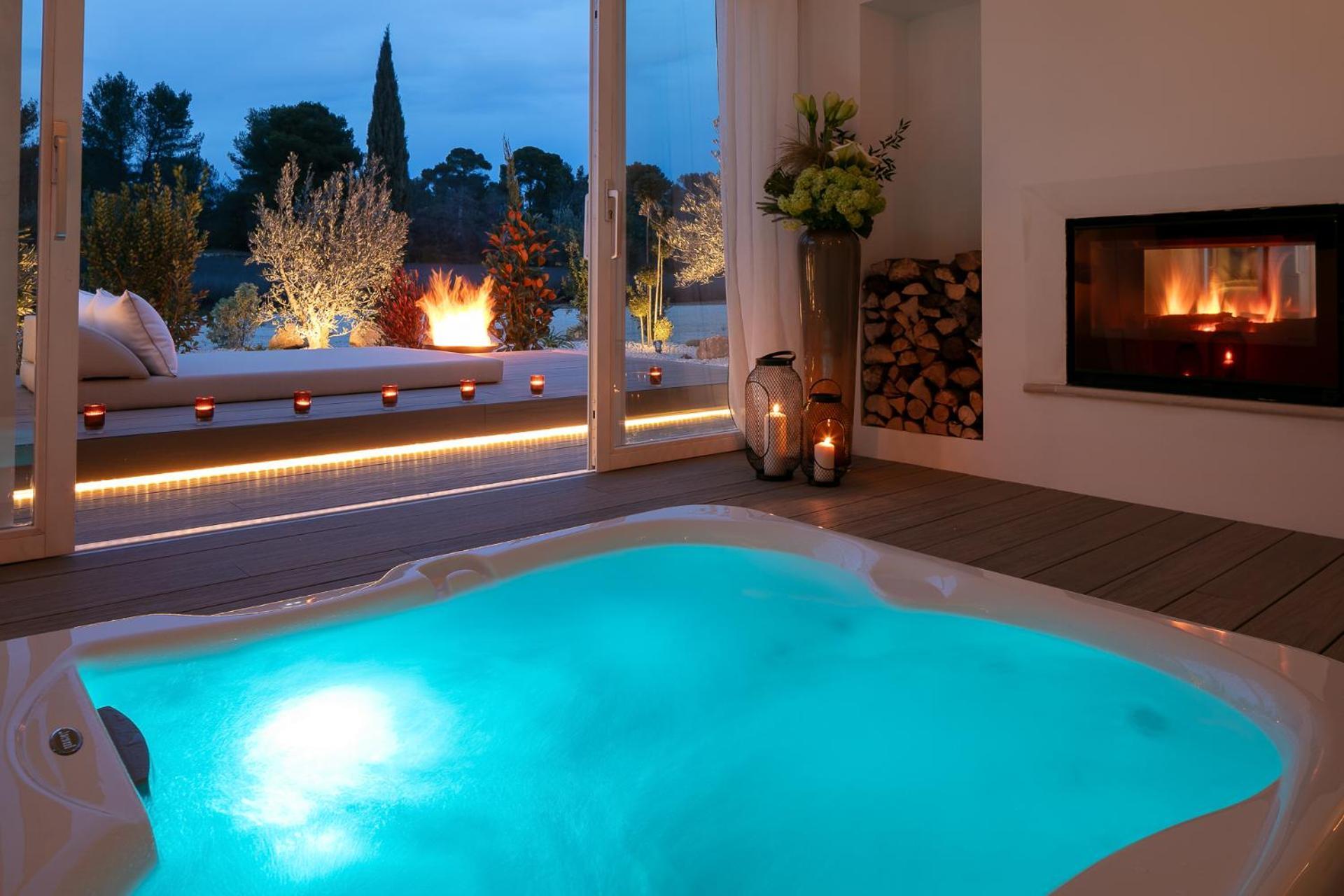 Suite Hot Tub,1500388273:JPEG